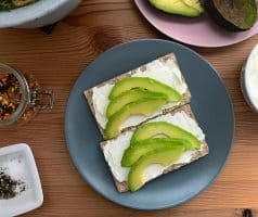 Snídaňový chlebíček s mascarpone a avokádem