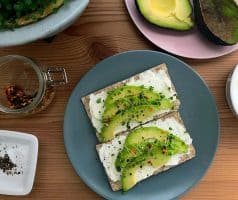 Snídaňový chlebíček s mascarpone a avokádem