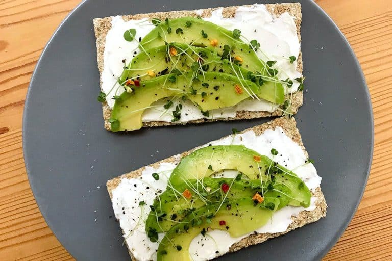 Snídaňový chlebíček s mascarpone a avokádem