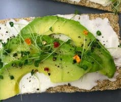 Snídaňový chlebíček s mascarpone a avokádem