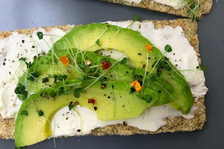 Snídaňový chlebíček s mascarpone a avokádem