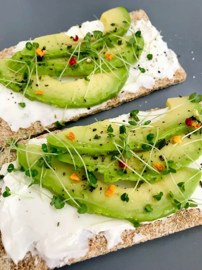 Snídaňový chlebíček s mascarpone a avokádem