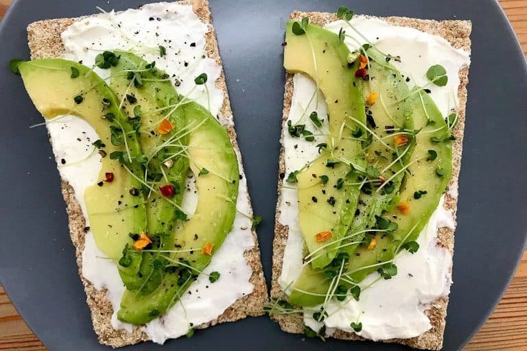 Snídaňový chlebíček s mascarpone a avokádem
