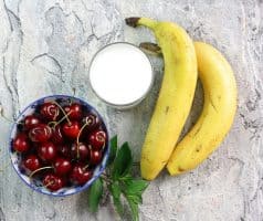 Banánovo-třešňové smoothie s mandlovým mlékem a mátou