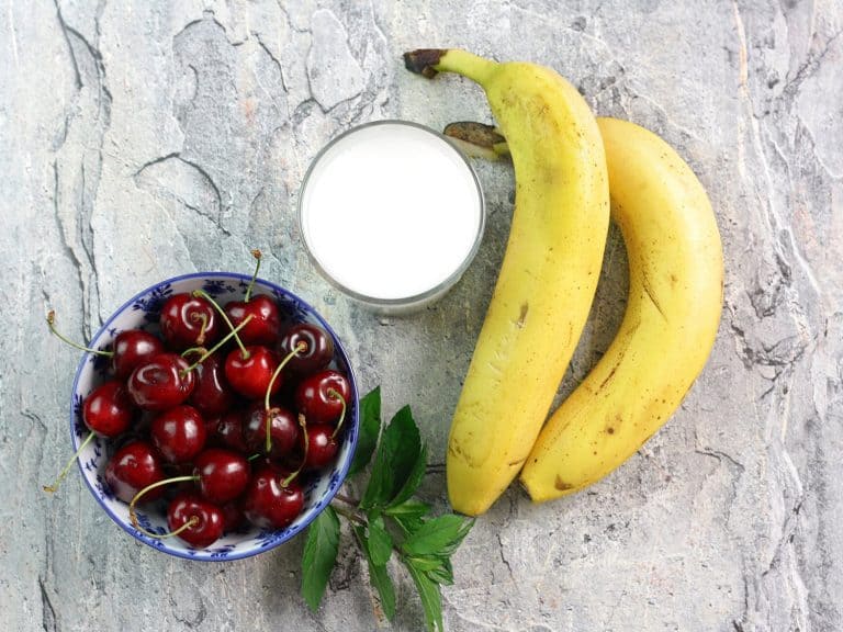 Banánovo-třešňové smoothie s mandlovým mlékem a mátou