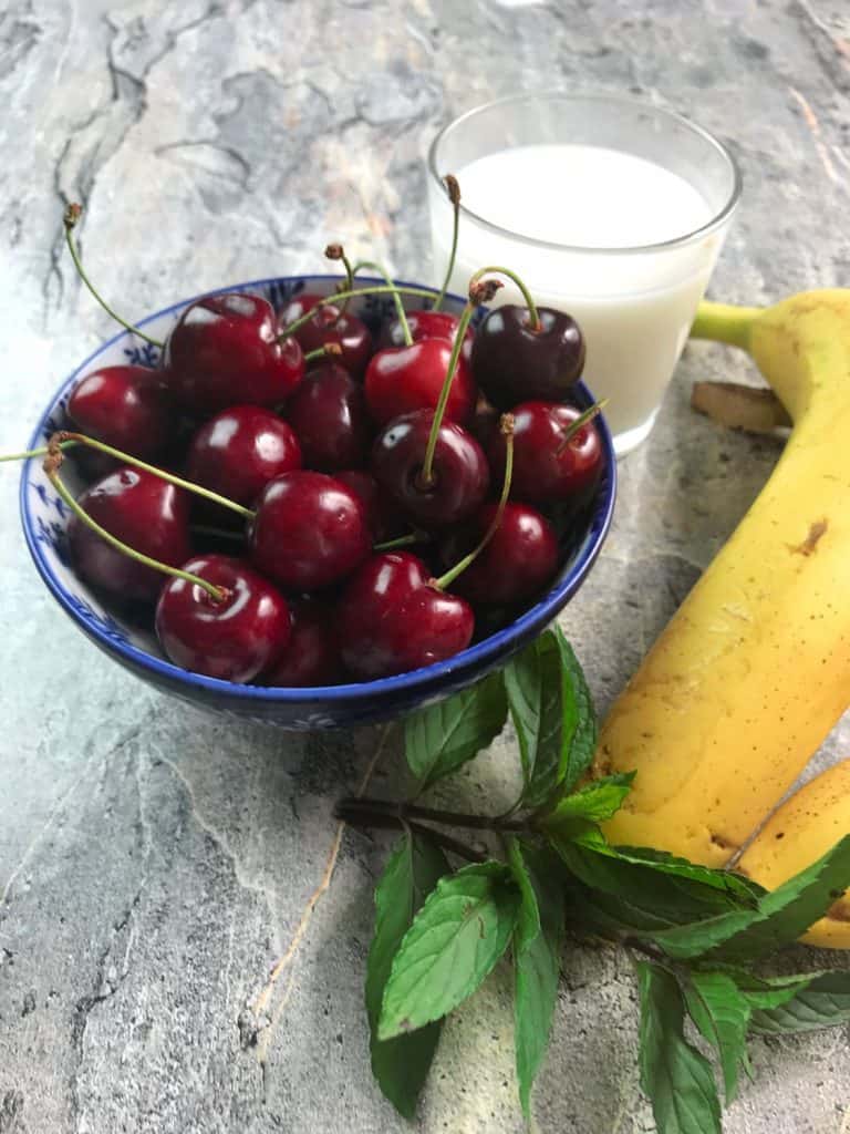 Banánovo-třešňové smoothie s mandlovým mlékem a mátou