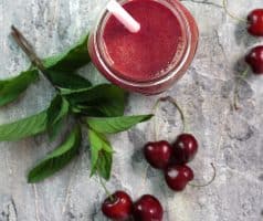 Banánovo-třešňové smoothie s mandlovým mlékem a mátou