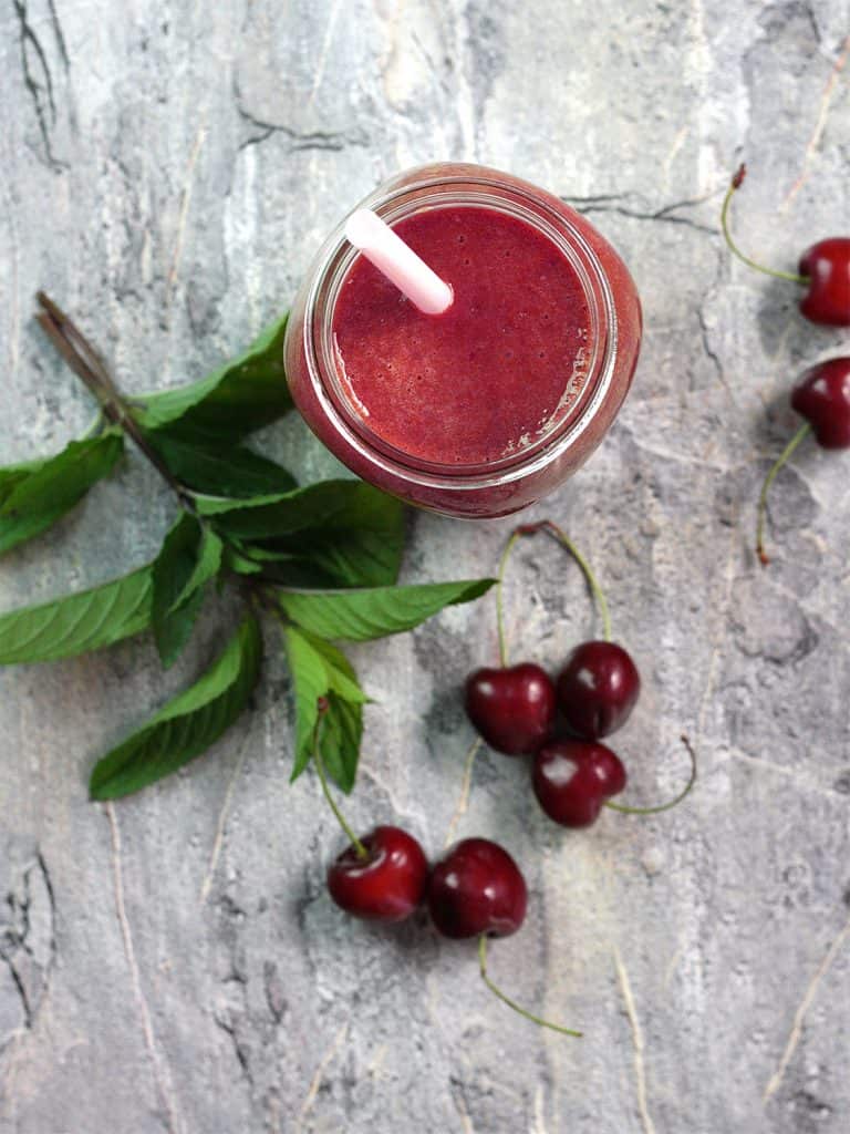 Banánovo-třešňové smoothie s mandlovým mlékem a mátou