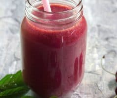 Banánovo-třešňové smoothie s mandlovým mlékem a mátou