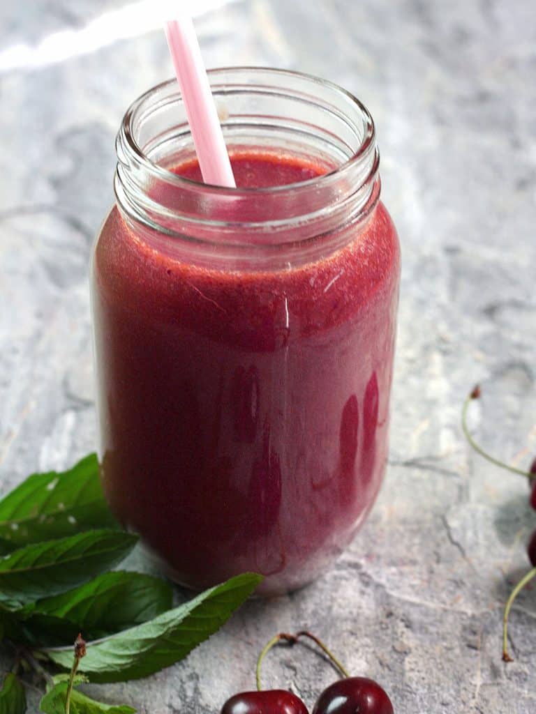 Banánovo-třešňové smoothie s mandlovým mlékem a mátou