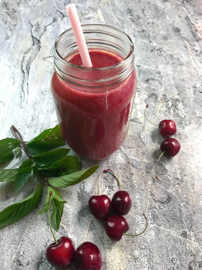 Banánovo-třešňové smoothie s mandlovým mlékem a mátou