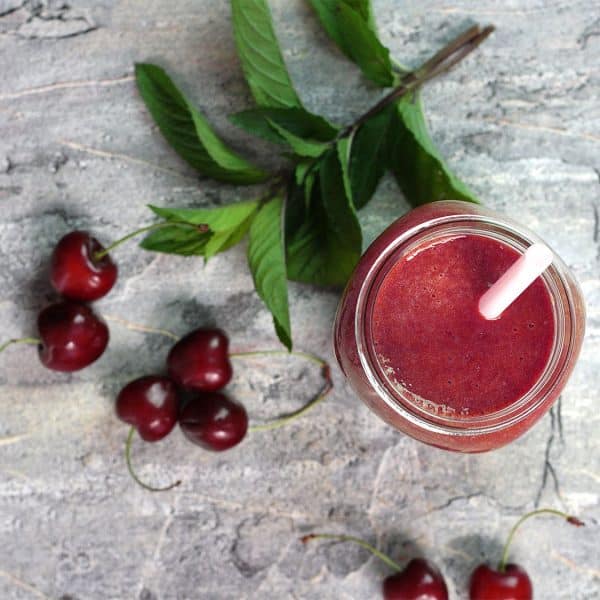 Banánovo-třešňové smoothie s mandlovým mlékem a mátou