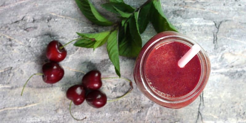 Banánovo-třešňové smoothie s mandlovým mlékem a mátou