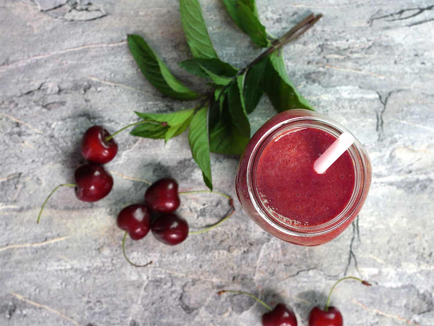 Banánovo-třešňové smoothie s mandlovým mlékem a mátou