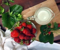 Našlehaný jahodový mléčný koktejl