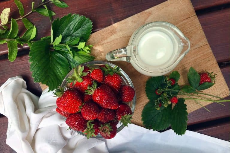 Našlehaný jahodový mléčný koktejl