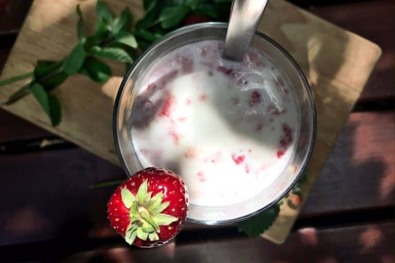 Našlehaný jahodový mléčný koktejl