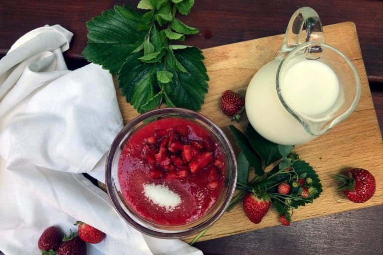 Našlehaný jahodový mléčný koktejl