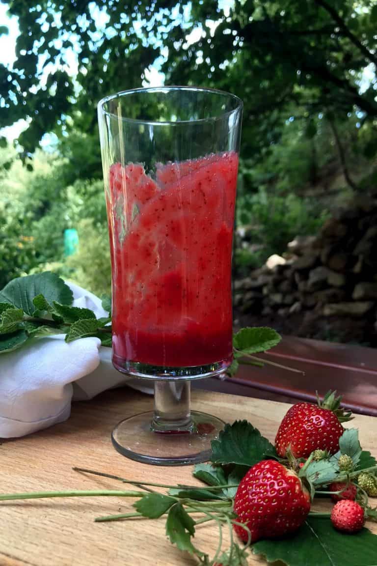 Našlehaný jahodový mléčný koktejl