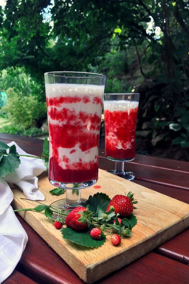 Našlehaný jahodový mléčný koktejl