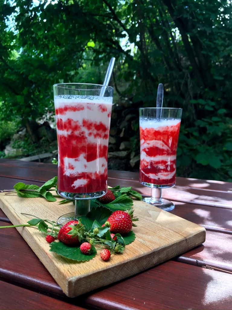 Našlehaný jahodový mléčný koktejl