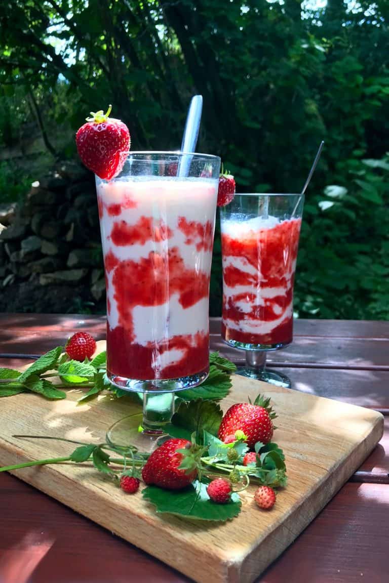 Našlehaný jahodový mléčný koktejl