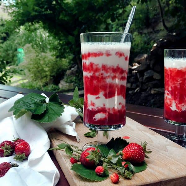 Našlehaný jahodový mléčný koktejl