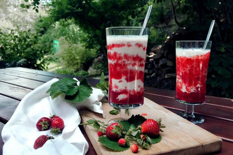 Našlehaný jahodový mléčný koktejl