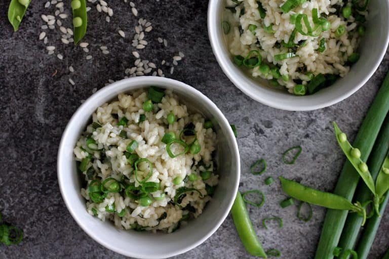Rizoto se zelenou cibulkou a hřáškem