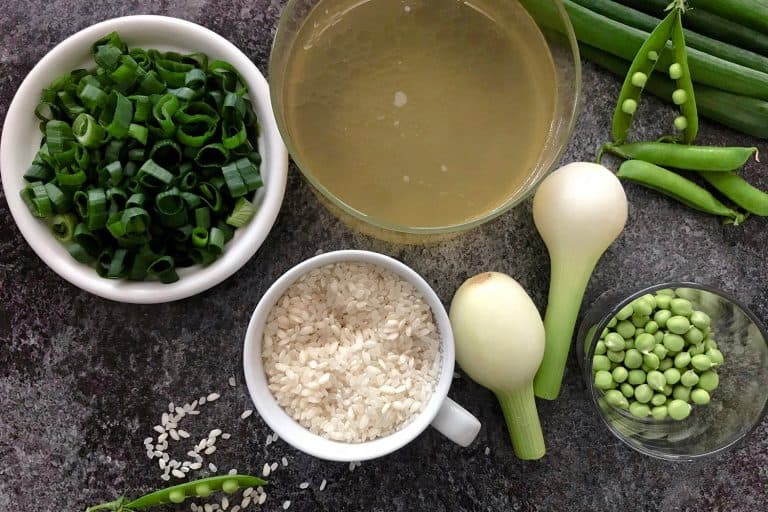 Rizoto se zelenou cibulkou a hřáškem