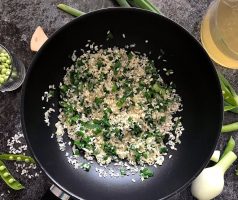Rizoto se zelenou cibulkou a hřáškem