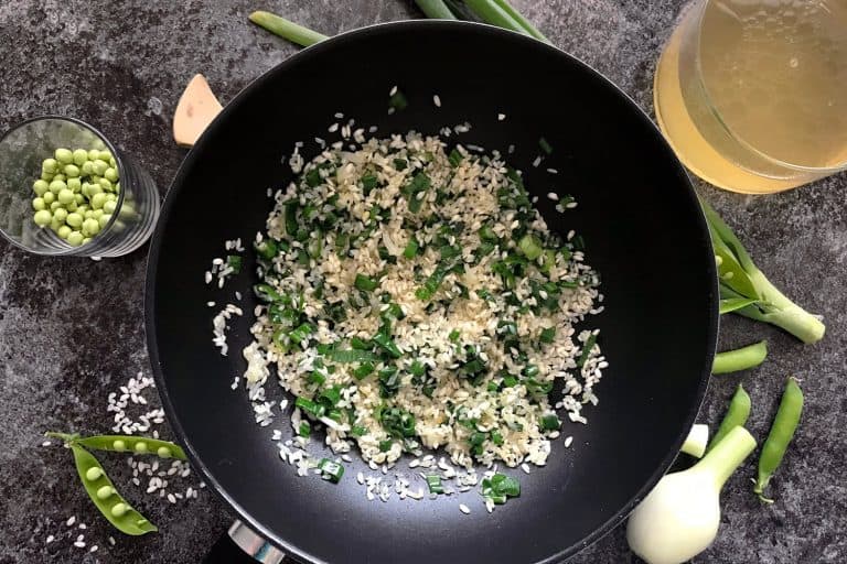 Rizoto se zelenou cibulkou a hřáškem