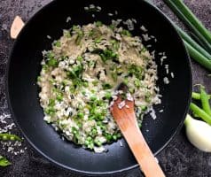 Rizoto se zelenou cibulkou a hřáškem