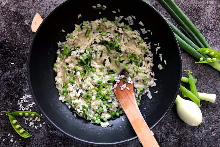 Rizoto se zelenou cibulkou a hřáškem
