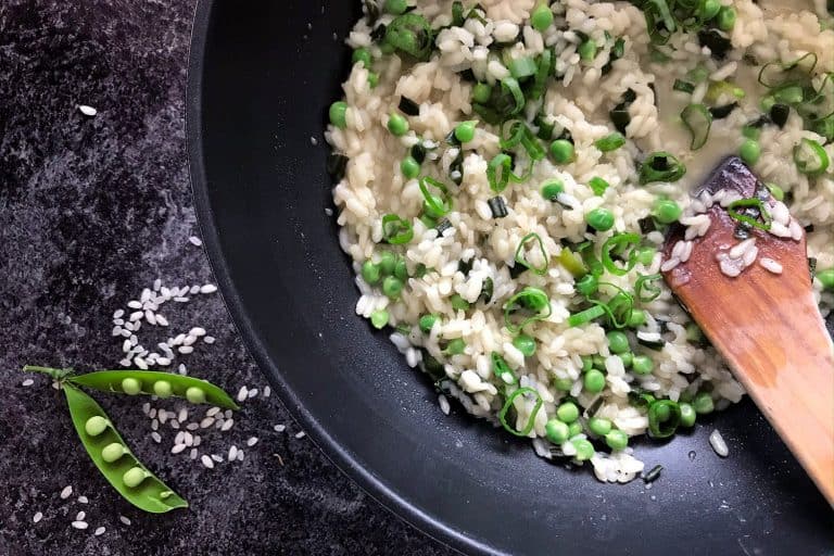 Rizoto se zelenou cibulkou a hřáškem