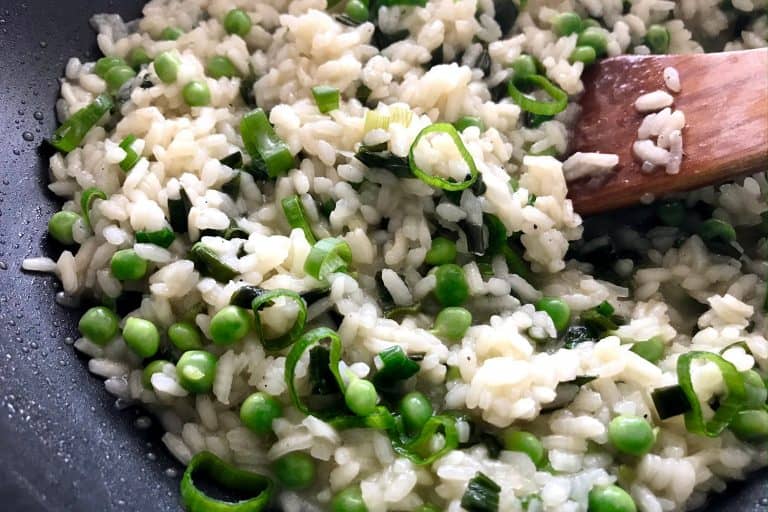 Rizoto se zelenou cibulkou a hřáškem