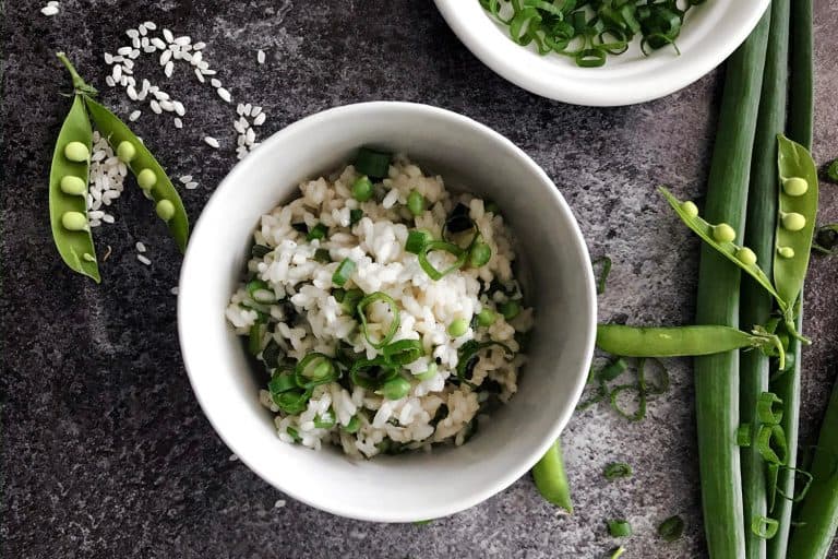Rizoto se zelenou cibulkou a hřáškem