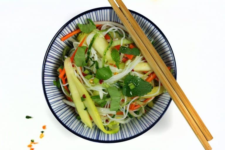 Thajský pikantní salát s rýžovými nudlemi a mangem