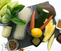 Thajský pikantní salát s rýžovými nudlemi a mangem