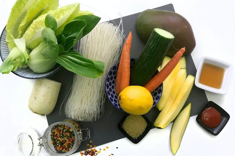 Thajský pikantní salát s rýžovými nudlemi a mangem