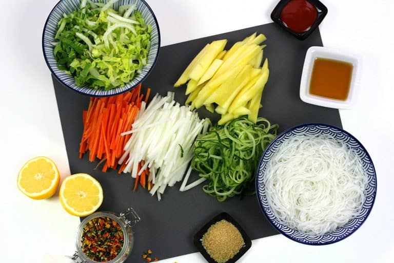 Thajský pikantní salát s rýžovými nudlemi a mangem