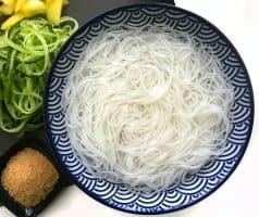 Thajský pikantní salát s rýžovými nudlemi a mangem