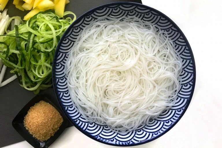 Thajský pikantní salát s rýžovými nudlemi a mangem