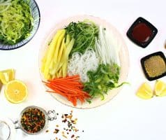 Thajský pikantní salát s rýžovými nudlemi a mangem