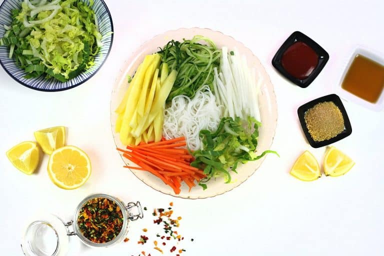 Thajský pikantní salát s rýžovými nudlemi a mangem