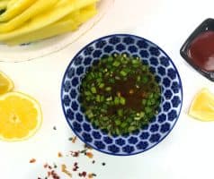 Thajský pikantní salát s rýžovými nudlemi a mangem