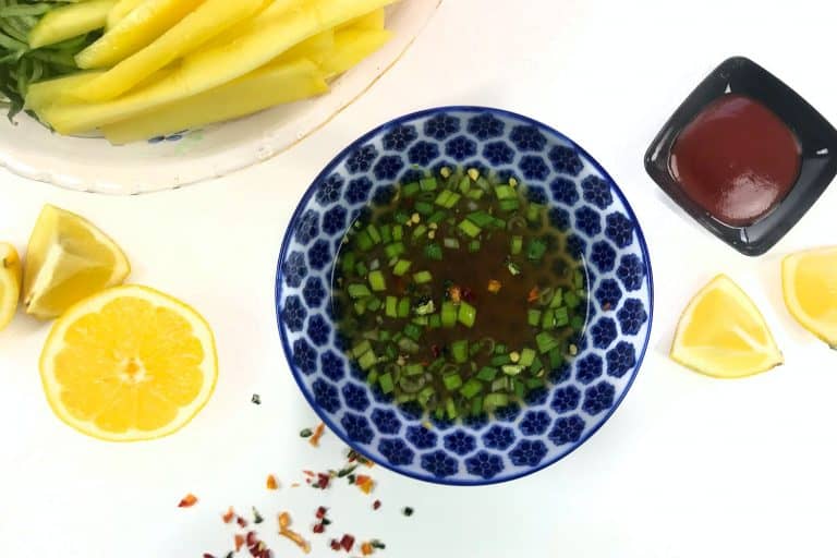 Thajský pikantní salát s rýžovými nudlemi a mangem