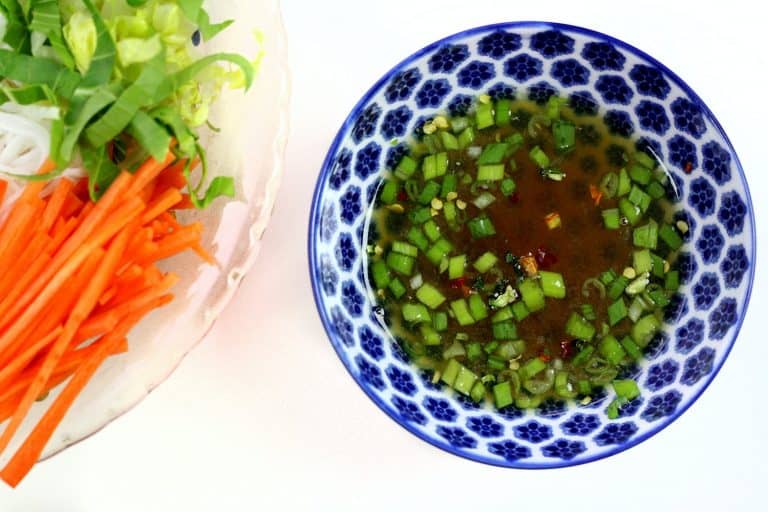 Thajský pikantní salát s rýžovými nudlemi a mangem