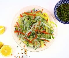 Thajský pikantní salát s rýžovými nudlemi a mangem