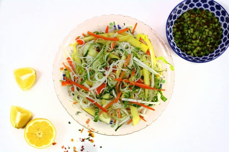 Thajský pikantní salát s rýžovými nudlemi a mangem